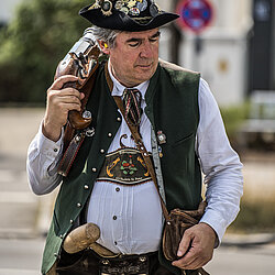 Kirchliche Weihe und Böllerschützen