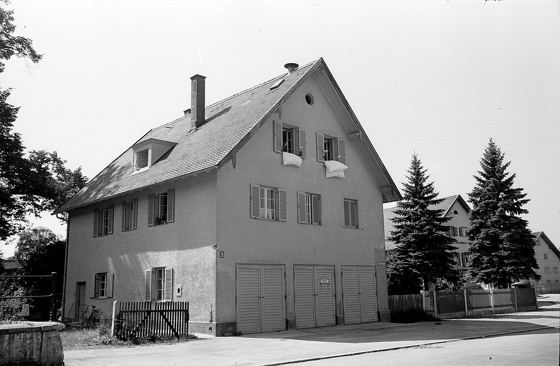 Auch das Gerätehaus der Gemeinde Aubing verfügte über drei Stellplatz, die allerdings nur Fahrzeuggrößen bis in die 1960er-Jahre zuließen