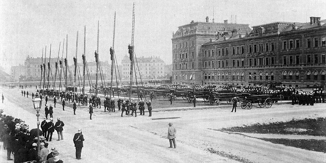 FF München auf dem Marsfeld bei einer Übung zum 14. Deutschen Feuerwehrtag