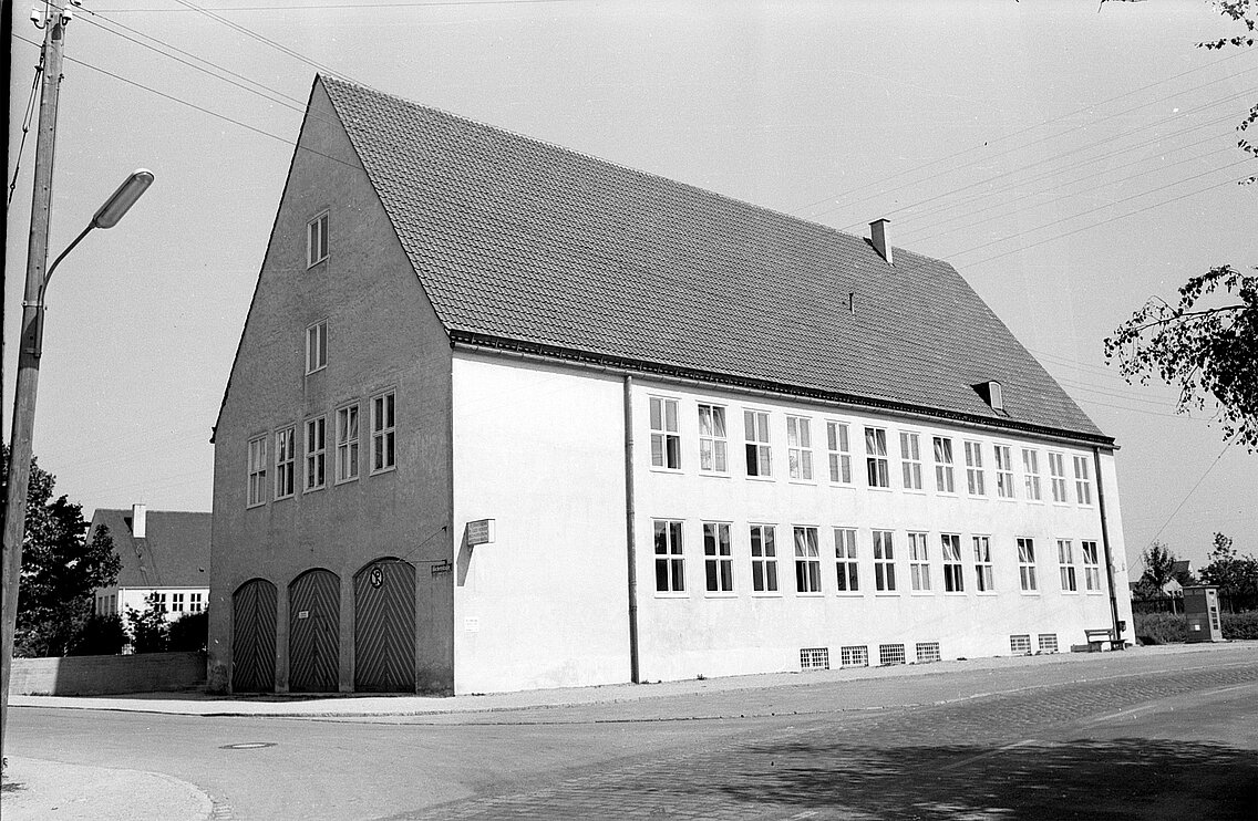 Das große Verwaltungsgebäude für den Bezirk, die Polizei und die Feuerwehr für Allach wurde erst nach der Eingemeindung von der Stadt München gebaut