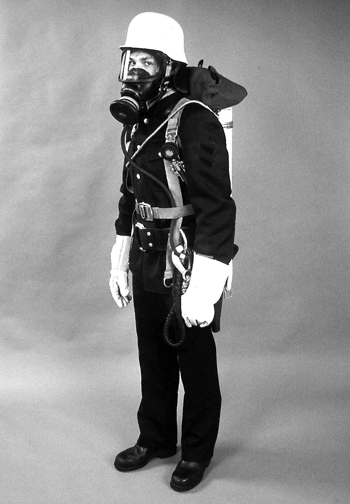 Ein vollständig ausgestatteter Münchner Feuerwehrmann mit Atemschutz, Zeitraum 1969 bis ca. 1985