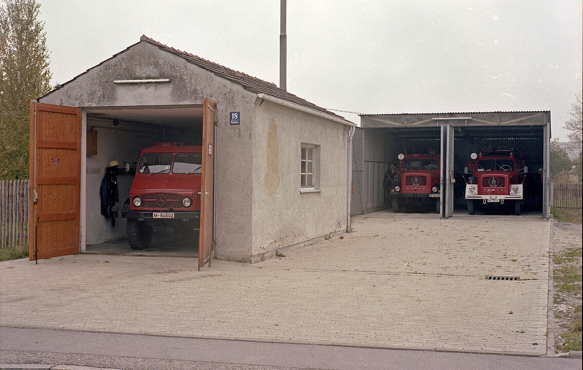 Das Gerätehaus der Löschgruppe Harthof mit der Behelfsgarage