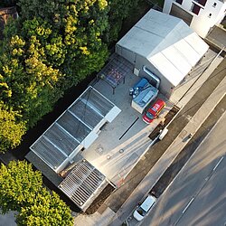 Luftbild mit Container, Carport und Leichtbau-Fertighalle