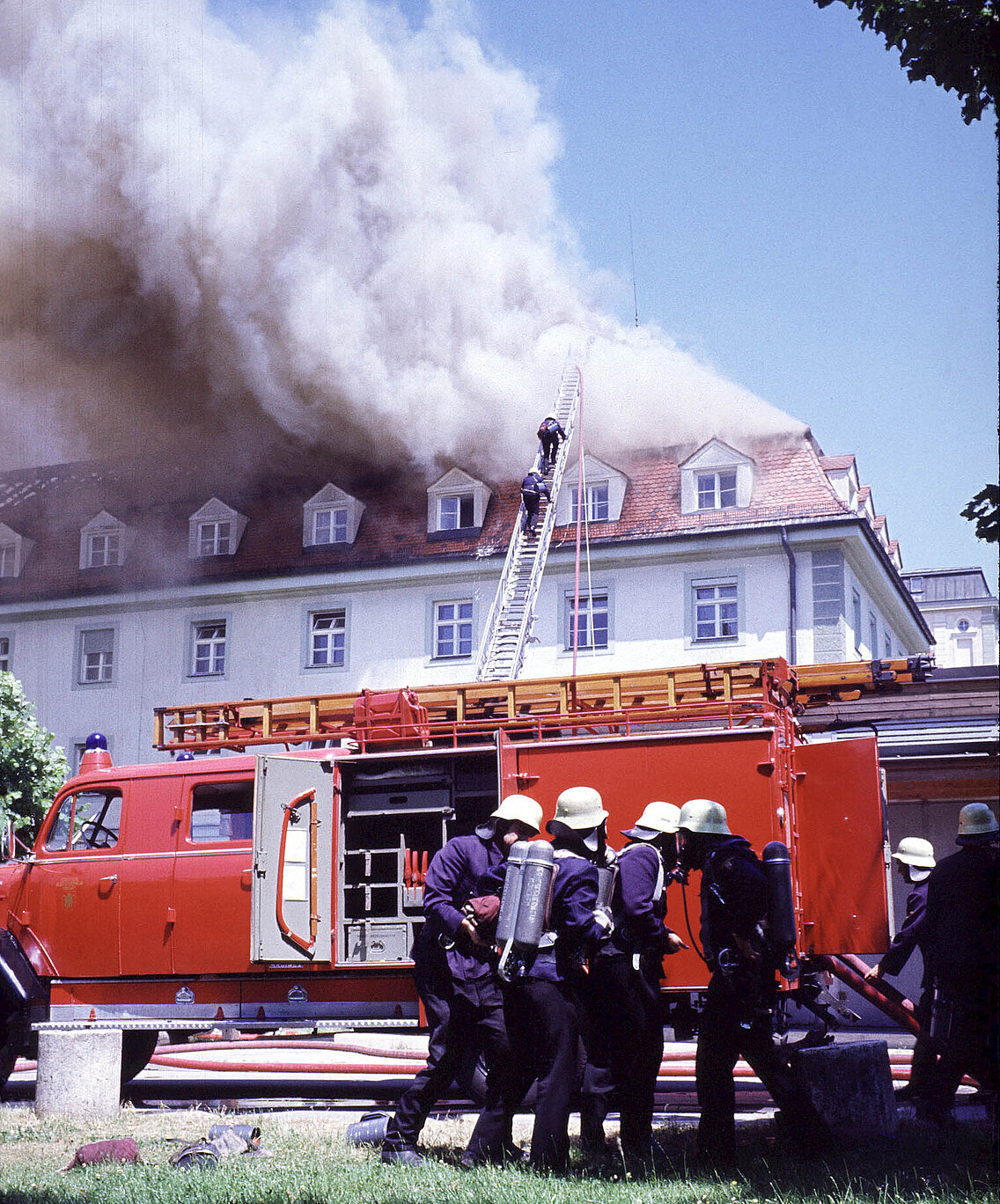 Kräfte der Münchner Berufs- und Freiwilligen Feuerwehr im nachbarschaftlichen Einsatz in Pullach 