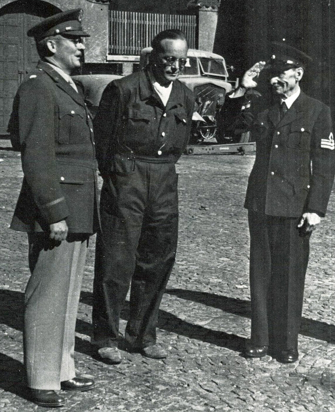Amtseinführung von Branddirektor Karl Dirnagl (rechts) durch Fire Officer Captain Cyril L. Donovan (links), Franz Stadler, Leiter des Landesamt für Brand- und Katastrophenschutz (mitte) fungierte als Dolmetscher