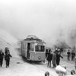 Die Rauch- und Pulverlöschwolke des Erstangriffs an den Straßenbahnanhänger hielt sich noch lange in der Martin-Greif-Straße. | Quelle: Archiv BFM