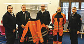SBM Max von Treuberg, OBD Wolfgang Schäuble, SBR Claudius Blank, SBI Florian Klein sowie, in Schutzkleidung, Jürgen Arnold, Leiter der KatSchutz-Gruppe