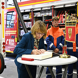 Besuch von Elke Büdenbender bei der Jugendfeuerwehr der FF München