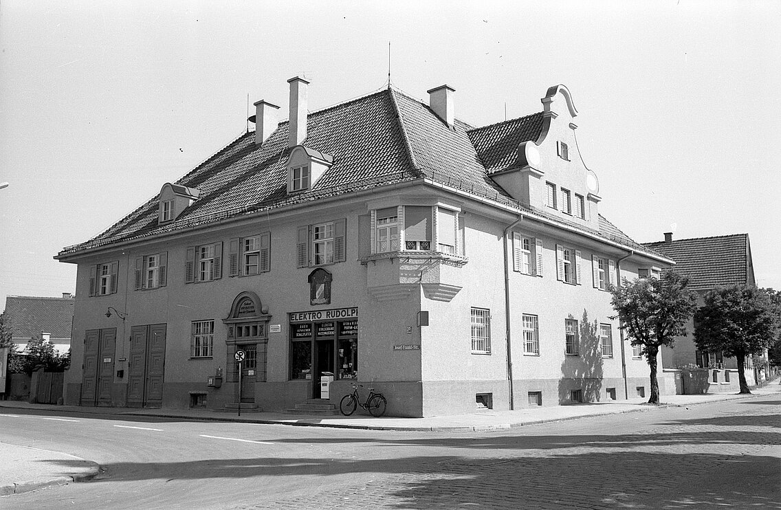 Das ursprüngliche Gerätehaus mit der Ausfahrt zur Josef-Frankl-Straße im ehemaligen Rathaus der Gemeinde in einer Aufnahme von 1954