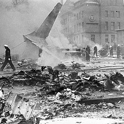 Das Trümmerfeld vor dem Wrack der Convair 340, kurz nachdem „Feuer Aus am Wrack“ gemeldet wurde. | Quelle: Archiv BFM