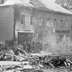 Das ausgebrannte Reifenlager in der Martin-Greif-Straße 3, davor die Trümmer der Corvair 340. | Quelle: Archiv BFM
