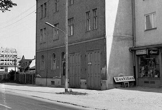 Gerätehaus der Löschgruppe Milbertshofen, damals in der Moosacher Straße 11, die Tore wurden 1946 erneuert, im Hintergrund sind die regen Bautätigkeiten der 1950-er Jahre zu erkennen