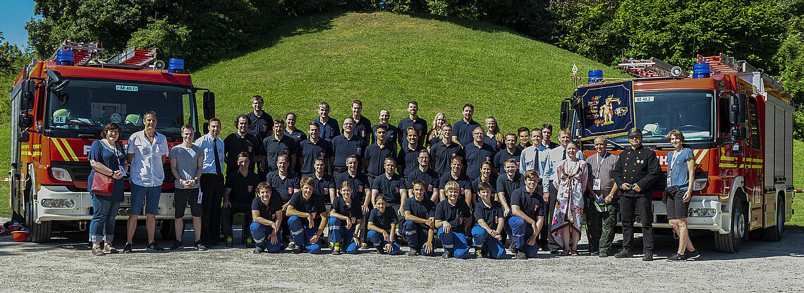 Gruppenfoto mit Aktiven, Jugendfeuerwehr und einigen Unterstützern