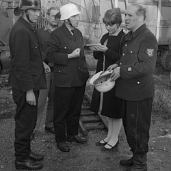 Der Einsatzleiter der BF Dr. Hopfmann und der stv. Kommandant der FF München Hans Keller, im Gespräch mit einer Reporterin, so bezeichnete man damals Journalistinnen