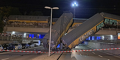 Güterwaggons stürzen nach Kollision ab