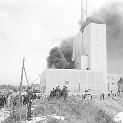 Die Südseite des Kraftwerks mit dem vorgelagerten Maschinenhaus