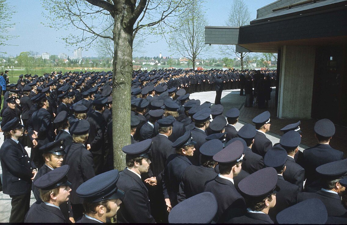Unzählige Beamte der Berufsfeuerwehr und Mitglieder der Freiwilligen Feuerwehr nahmen vor der Aussegnungshalle auf dem Neuen Südfriedhof an der Trauerfeier teil