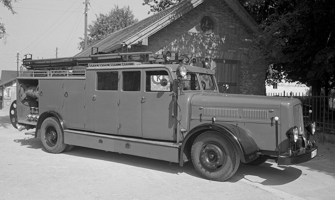 Das LF 25 Bj. 1941 auf KHD-Magirus FS 145 kam aus Beutebeständen des Luftschutzes und wurde der Branddirektion München von den Alliierten zugeteilt. Vermutlich wurde das Fahrzeug in grauer Farbe ausgeliefert und bereits nach Krieg für den Löschzug der BF in RAL 3000 lackiert. Es sind zwei Fahrzeuge dieses Typs bei der Feuerwehr München bekannt. Eines davon zeigt das Bild vor dem Gerätehaus der LG 07 Forstenried.